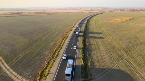 Luftaufnahme der Intercity Road mit schnell fahrenden Autos bei Sonnenuntergang