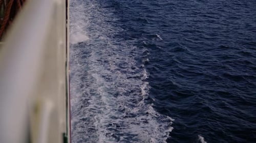 Hermosas salpicaduras blancas de un barco que viaja a través de las olas: inclina hacia abajo