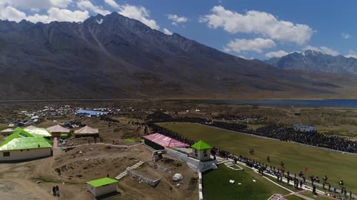 Vue aérienne de l'événement de Shandur Pass avec la foule et un match de polo, Chitral, Pakistan.