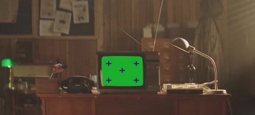 Un televisor vintage en un ambiente retro