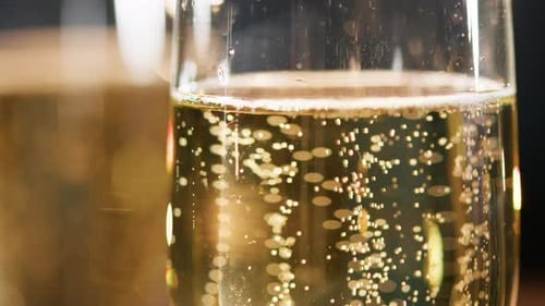 el efecto espumoso de una copa de vino espumoso