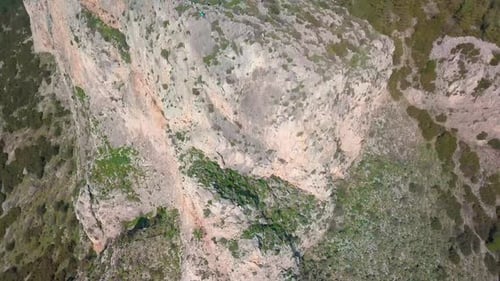 Vue révélatrice d'une falaise et, en arrière-plan, de montagnes. Qualité vidéo 4K, tournée en Grèce