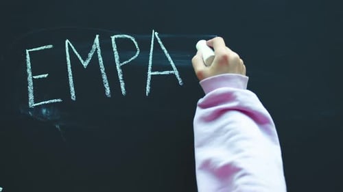 Nahaufnahme eines Zeitrafferbildes einer weiblichen Handschrift mit Kreide auf dem Empathy Board