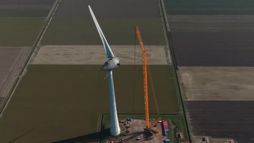 Vue aérienne de la construction et du processus d'assemblage des éoliennes