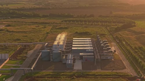 Centro de datos de Google al anochecer, toma aérea de un Zumbido bajo la cálida luz del atardecer