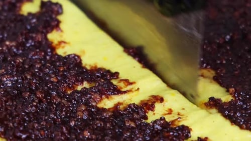 Verfahren zur Zubereitung von Weihnachts- oder Osterkuchen mit Schokolade, kandierten Früchten oder Rosinen.