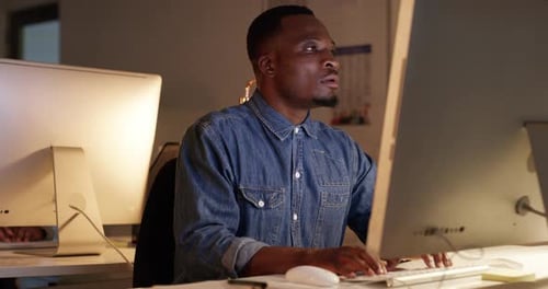 Séquence vidéo 4k d'un beau jeune homme d'affaires travaillant la nuit dans un bureau moderne