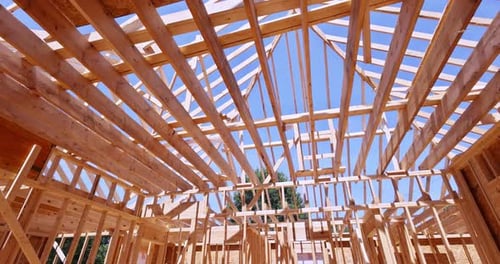 Konstruieren Sie Dachbalken aus Holz mit Traversen, Rahmen, Sparren und Balken.
