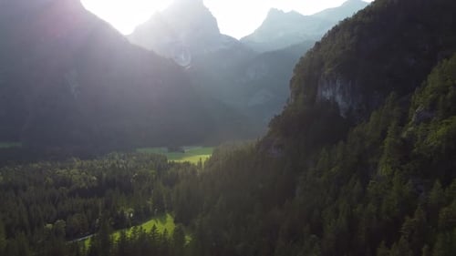 Luftbild des Gebirgstals in der Morgendämmerung mit Linsenblende