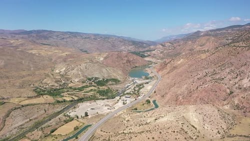 Vue aérienne de l'autoroute du lac Dam et du village de montagne