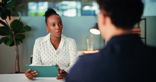 RH, mulher e tablet com reunião no escritório para vaga interna, promoção da empresa e perguntas