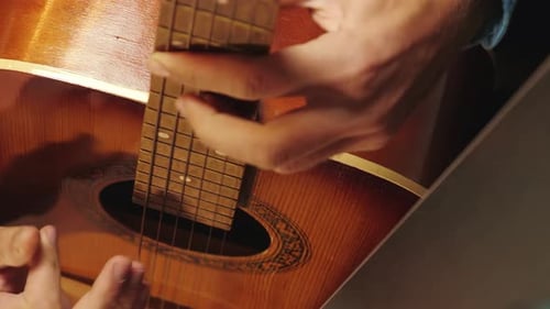 Mann spielt Gitarrenakkorde. Vertikales Video