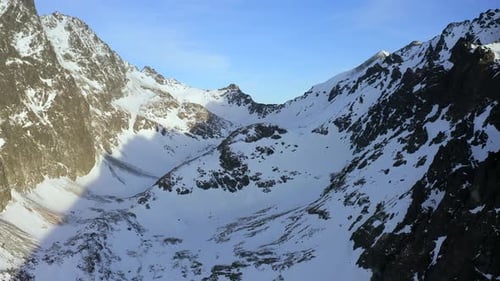 prise de vue aérienne par Drone des montagnes des Hautes Tatras en hiver en Slovaquie