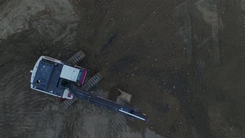 Vidéo aérienne de Construction Power montrant une excavatrice en action