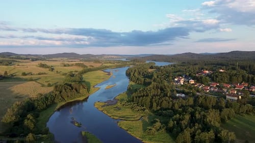 une vue Cinématographique prise par le Drone alors qu'il survole la rivière et capture son vaste environnement à partir d'un
