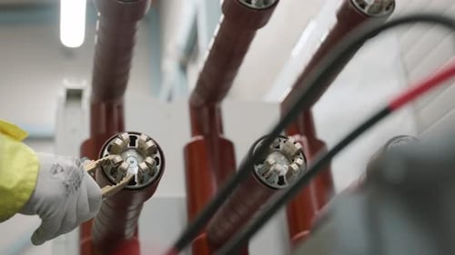 Präzisionsinspektion von Hochspannungskabeln im industriellen Umfeld