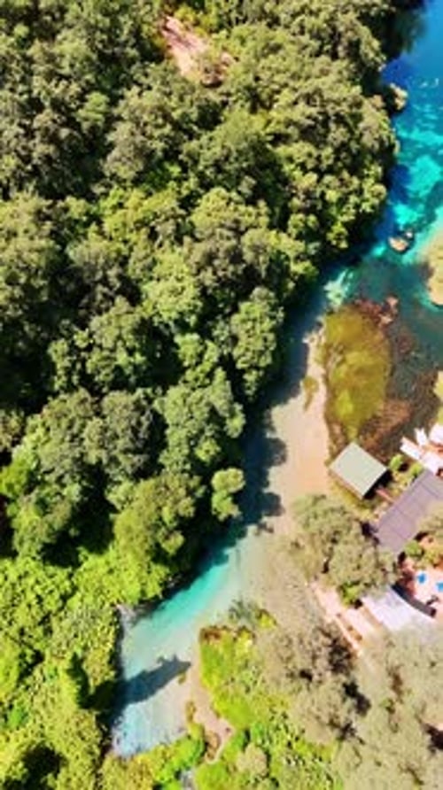 Aufnahmen über dem schmalen Fluss mit klarem türkisfarbenem Wasser in der Bergregion.