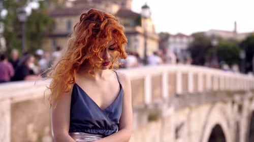 melancolia, solidão - mulher triste perto do Tibre olha para cima pensando