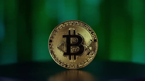 Bitcoin dreht sich um 360 Grad mit Code im Hintergrund