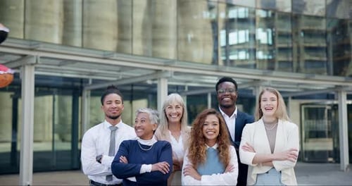 Confiante, pessoal ou corporativo em equipe, prédio ou empresa, mascote ou dançando na praça da cidade