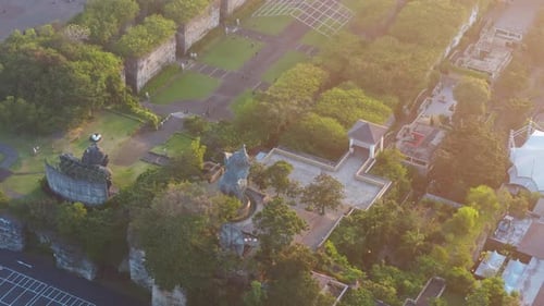 Aube douce sur le parc Garuda Wisnu Kencana, lumière matinale au-dessus du jardin