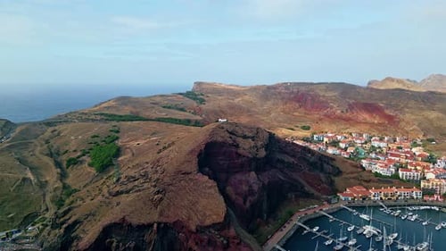 Impresionante asentamiento costero, laderas montañosas, hermoso puerto deportivo, yates completos, barcos