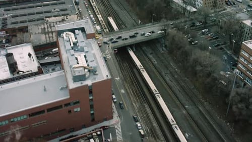 Luftaufnahme von U-Bahn-Zügen auf Gleisen, die sich in New York fortbewegen