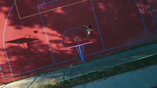 Blick von oben auf eine Basketballspielerin, die einen Basketball in den Reifen wirft. Erfolgreiches Schlagen des