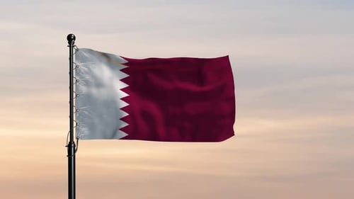 Die Nationalflagge von Katar flattert hoch am offenen Himmel