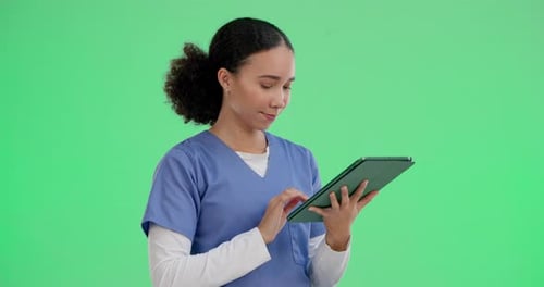 Écran vert, infirmière et femme sur tablette en studio pour la recherche, la consultation en ligne et la télésanté