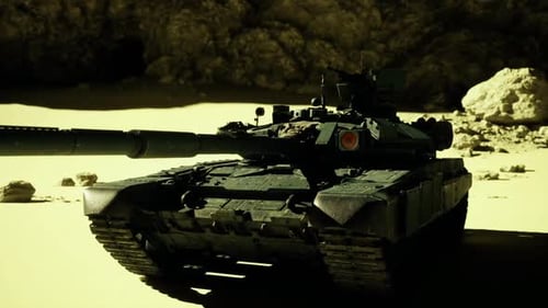 Übung mit gepanzerten Fahrzeugen mit Besatzung, die Waffen in der Wüste bedient