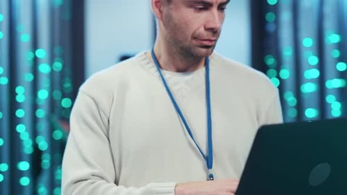 In einem Serverraum arbeitet ein Techniker an Systemen, die Teamarbeit unter Beweis stellen