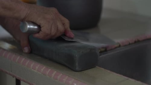 knife sharpening with grindstone