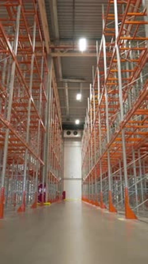 Local de stockage vertical ou grand avec allée entre les rayonnages vides