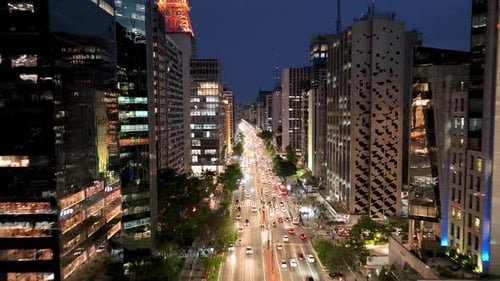 Paisagem urbana noturna da Avenida Paulista, no centro de São Paulo, Brasil.