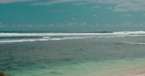 Azurblaues Meer und blauer bewölkter Himmel, Horizont soweit das Auge reicht