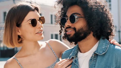 Homem bonito e sua namorada posando ao ar livre