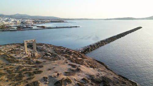 Vue aérienne de la porte de Portara, Naxos, Grèce.