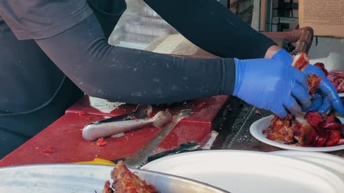 Côtes grillées Découpant des côtes levées au barbecue avec un couteau