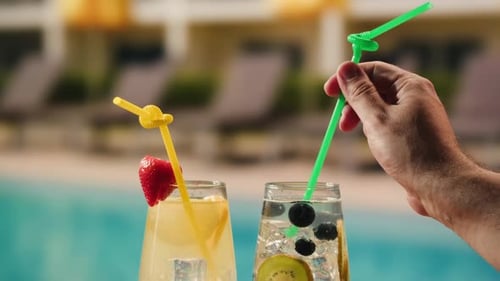 Fruchtcocktail in der Hotelbar Zwei Cocktailgläser Jubel in den Händen auf Meereshintergrund Bartenter