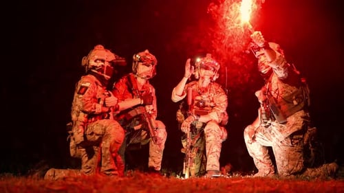 Soldaten in Tarnuniformen zielen mit ihren Gewehren