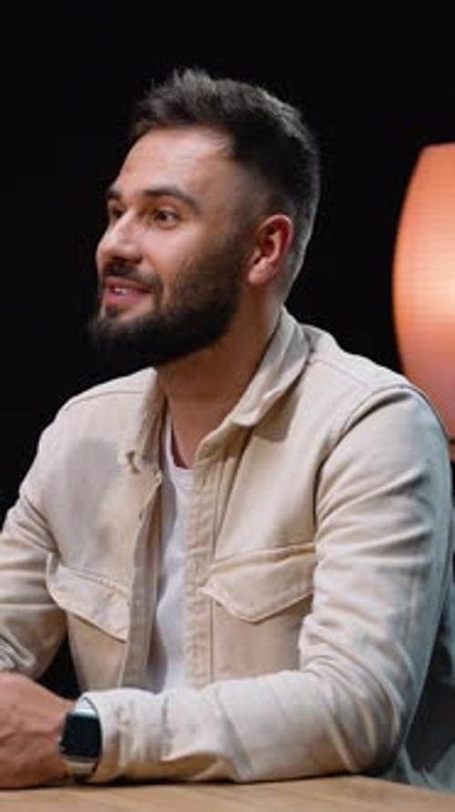 Charismatischer männlicher Sprecher, der an einem Podcast-Interview teilnimmt