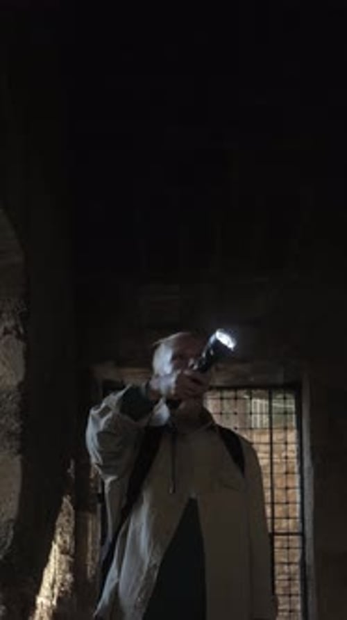 Mulher milenar aventureira admirando a paisagem do cânion ao entardecer