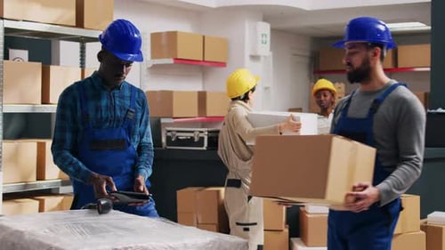 Junge männliche Arbeiter überprüfen Waren in Paketen
