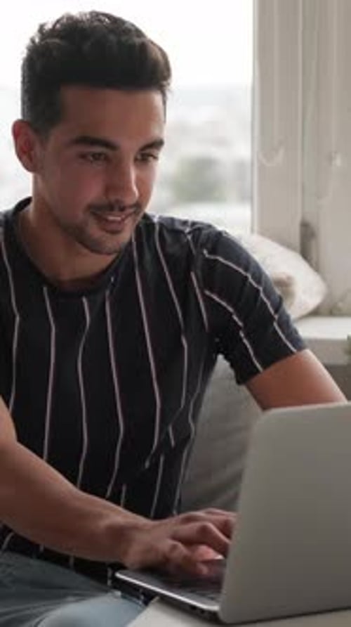 Vertikale Distanzarbeit, Freelancer, Mann, Laptop, Zuhause