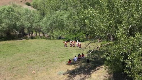 Vue aérienne de femmes alévies adorant dans le pré (l'un des groupes religieux turcs)