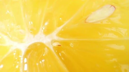 Schöne halbe Zitrone im Makrovideo. 4K