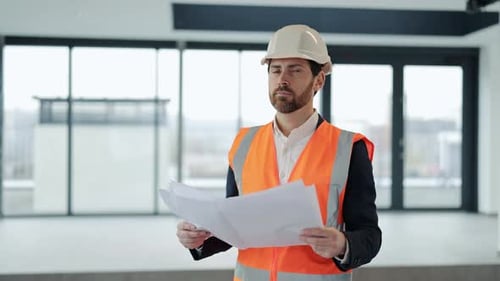 Arquiteto analisa plantas em um escritório moderno