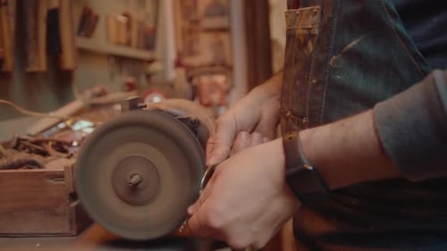 Möbelhersteller poliert Metalldetails mit Poliermaschine