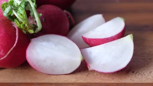 Frisches rotes Rettichbündel auf einem Schneidebrett auf dem Tisch